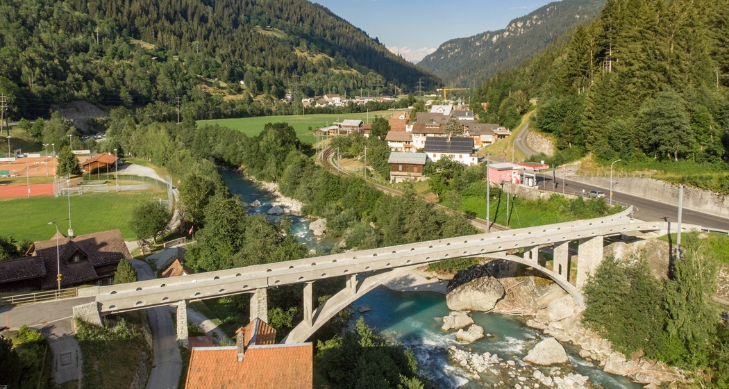 Das Foto zeigt die alte Rheinbrücke in Tavanasa
