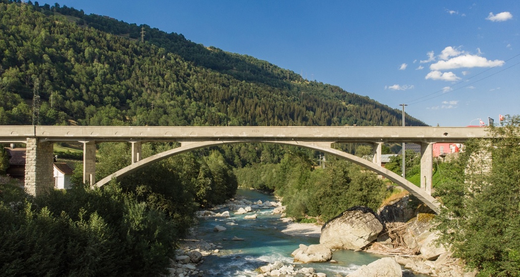 Das Foto zeigt die alte Rheinbrücke in Tavanasa