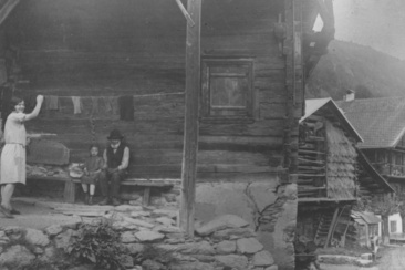 Das schwarz weiss Foto zeigt das frühere Leben in Danis Tavanasa