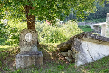 Das Foto zeigt die Gedenkstätte Bergsturz in Tavanasa