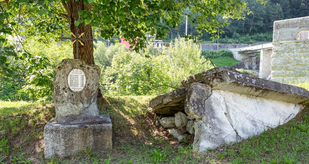 Das Foto zeigt die Gedenkstätte Bergsturz in Tavanasa