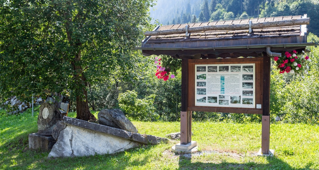 Das Foto zeigt die Infotafel der Gedenkstätte Bergsturz