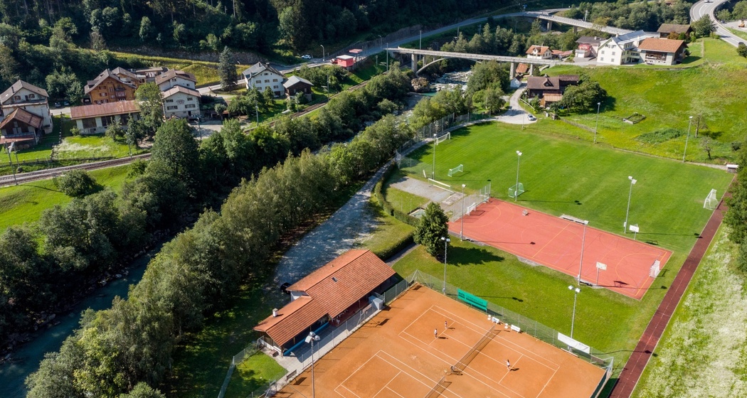Das Foto zeigt die Sport und Tennisplätze Isletta