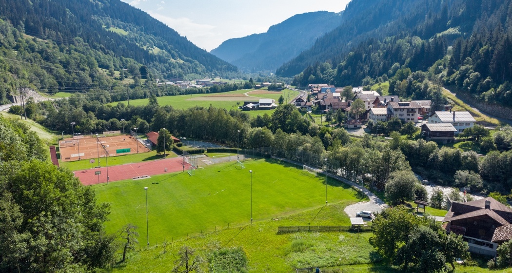 Das Foto zeigt die Sport und Tennisplätze Isletta