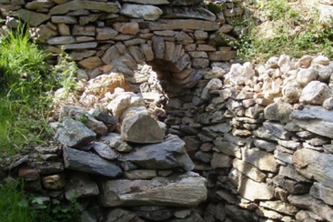 Das Foto zeigt einen Kalkbrennofen in Dardin