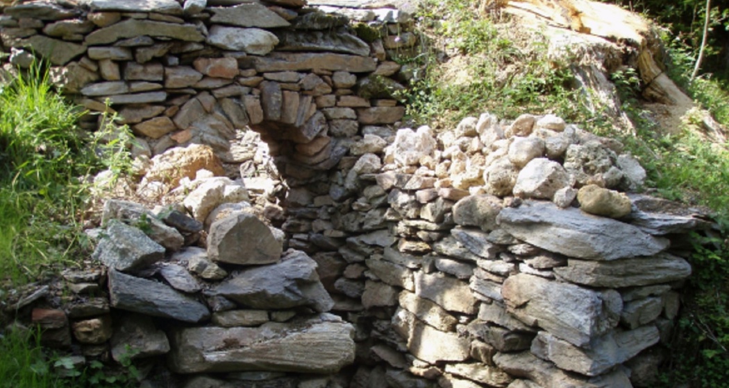 Das Foto zeigt einen Kalkbrennofen in Dardin