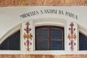 Das Foto zeigt die Kapelle St. Antonius und die Malereien