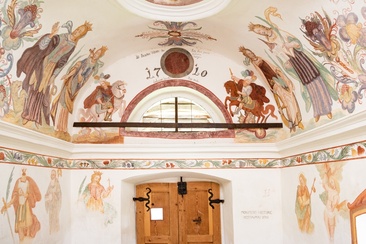 Das Foto zeigt die Kapelle St. klaus in Dardin von Innen mit dem Malereien