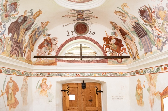 Das Foto zeigt die Kapelle St. klaus in Dardin von Innen mit dem Malereien