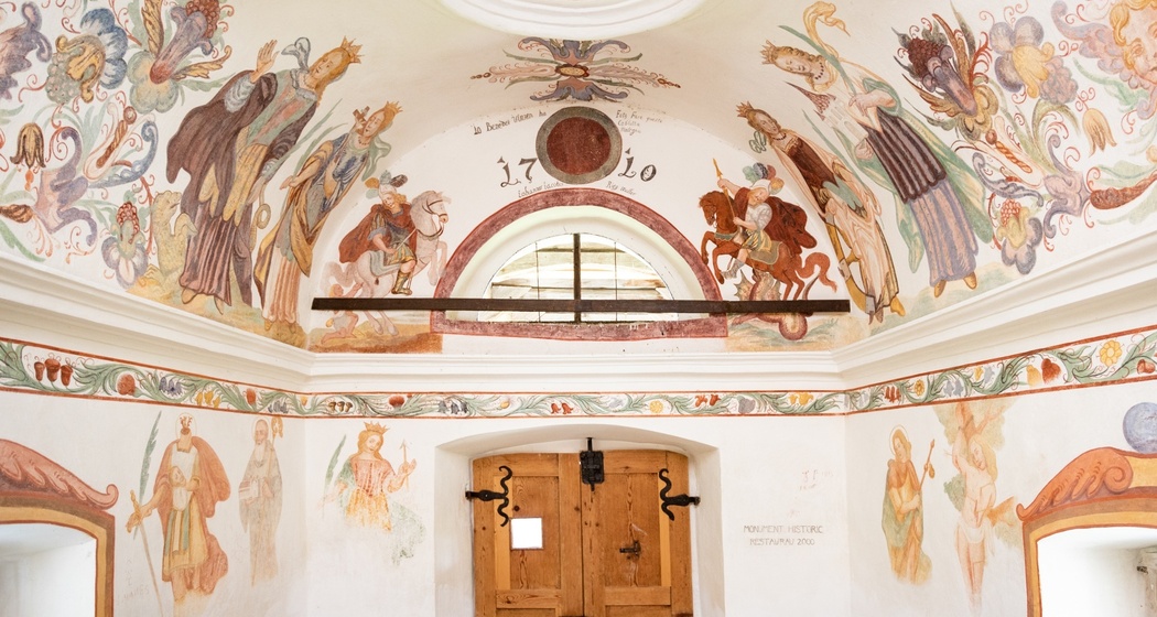 Das Foto zeigt die Kapelle St. klaus in Dardin von Innen mit dem Malereien