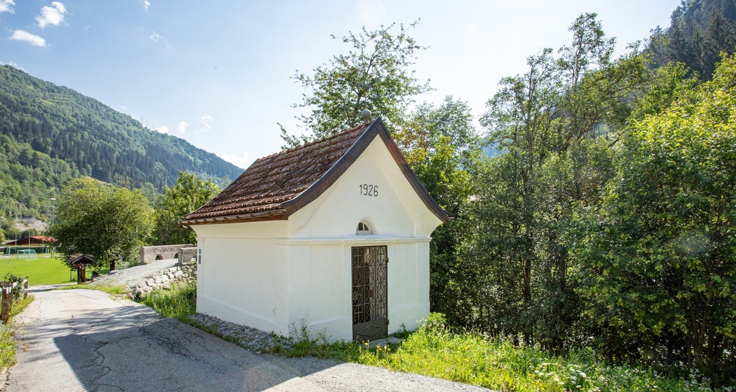 Das Foto zeigt die Kapelle St. Nikolaus in Danis