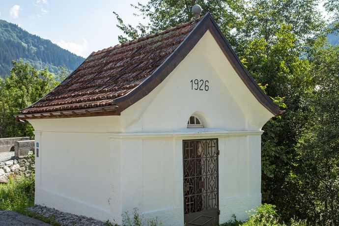 Das Foto zeigt die Kapelle St. Nikolaus in Danis