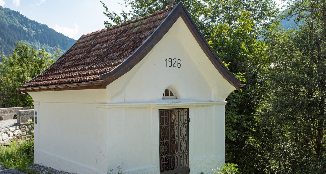 Das Foto zeigt die Kapelle St. Nikolaus in Danis
