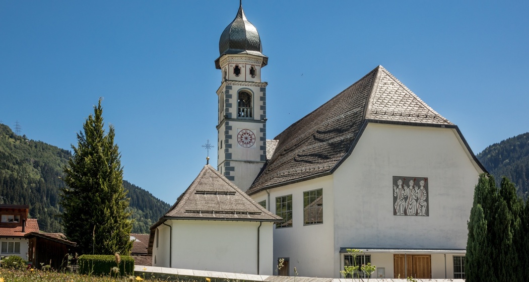 Das Foto zeigt die Pfarrkirche Hl. Dreifaltigkeit