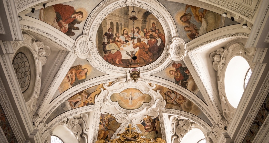 Das Foto zeigt die Pfarrkirche Hl. Dreifaltigkeit von Innen