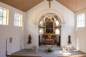 Das Foto zeigt die Pfarrkirche Hl. Dreifaltigkeit von Innen