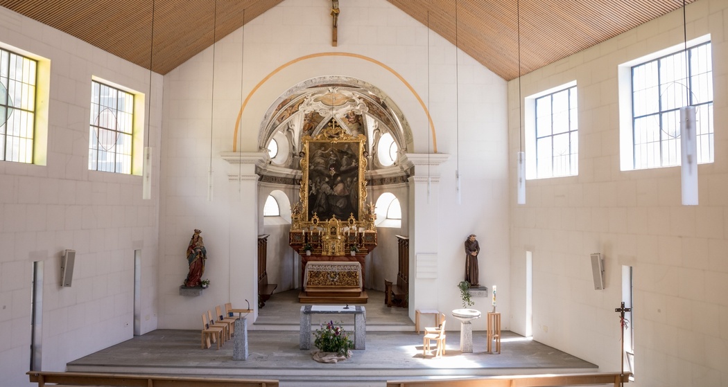 Das Foto zeigt die Pfarrkirche Hl. Dreifaltigkeit von Innen