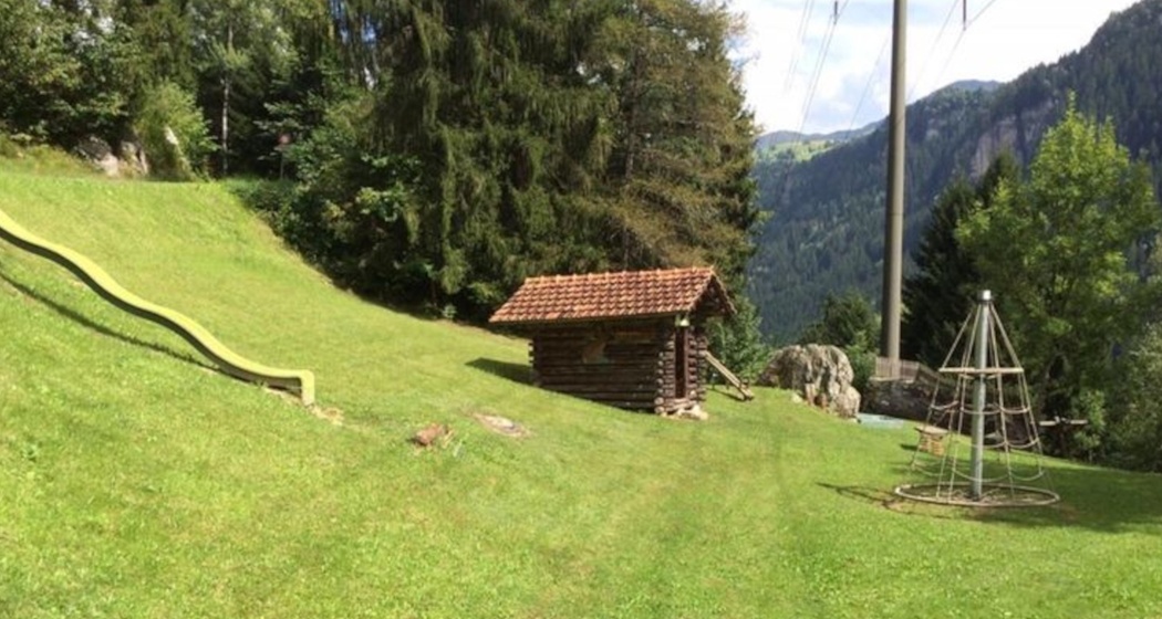 Das Foto zeigt den Spielplatz Plaun Salter mit einer Rutsche und ein dreh Rad