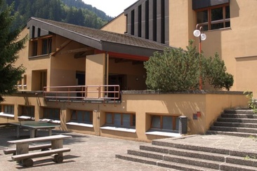 Das Foto zeigt das Schulhaus von Danis