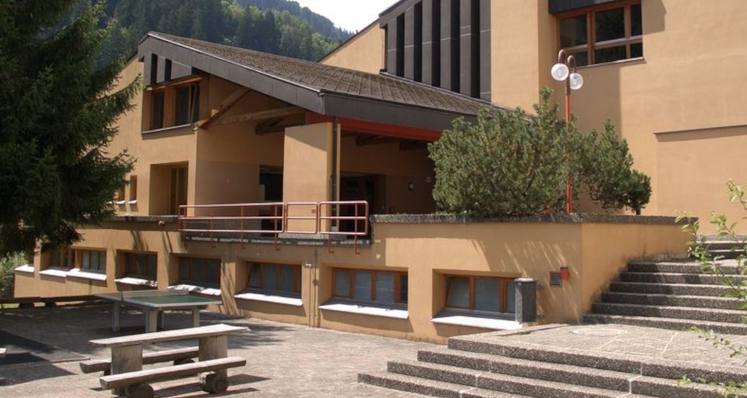 Das Foto zeigt das Schulhaus von Danis