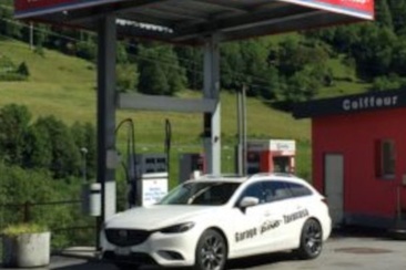 Das Foto zeigt ein Auto das vor der Pino Tankstelle steht