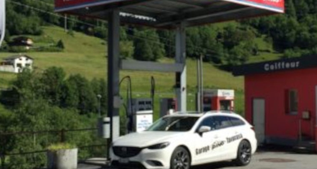 Das Foto zeigt ein Auto das vor der Pino Tankstelle steht