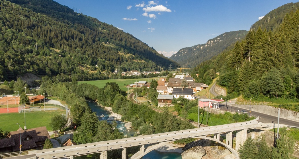 Das Foto zeigt die alte Rheinbrücke von Tavanasa und daneben die Pino Tankstelle