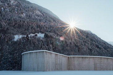 Das Foto zeigt die Skulptur Ogna in Trun