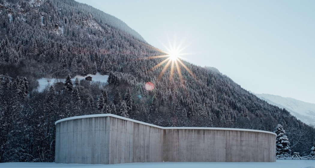 Das Foto zeigt die Skulptur Ogna in Trun