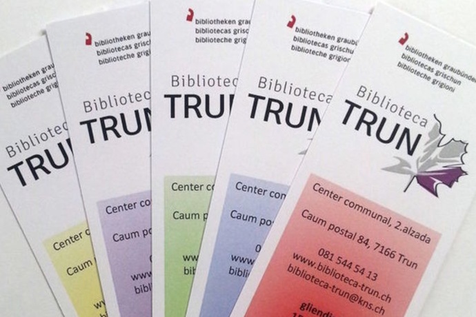 Das Foto zeigt Flyers der Bibliothek in Trun