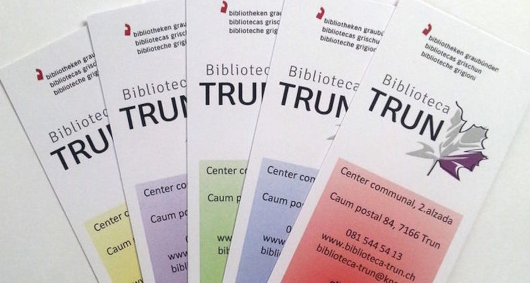 Das Foto zeigt Flyers der Bibliothek in Trun
