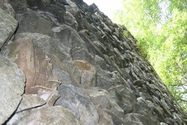 Auf dem Foto sieht man die Burgruine Vogelberg von der Seite in der Nahansicht.