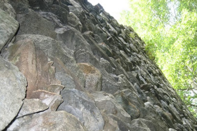 Auf dem Foto sieht man die Burgruine Vogelberg von der Seite in der Nahansicht.