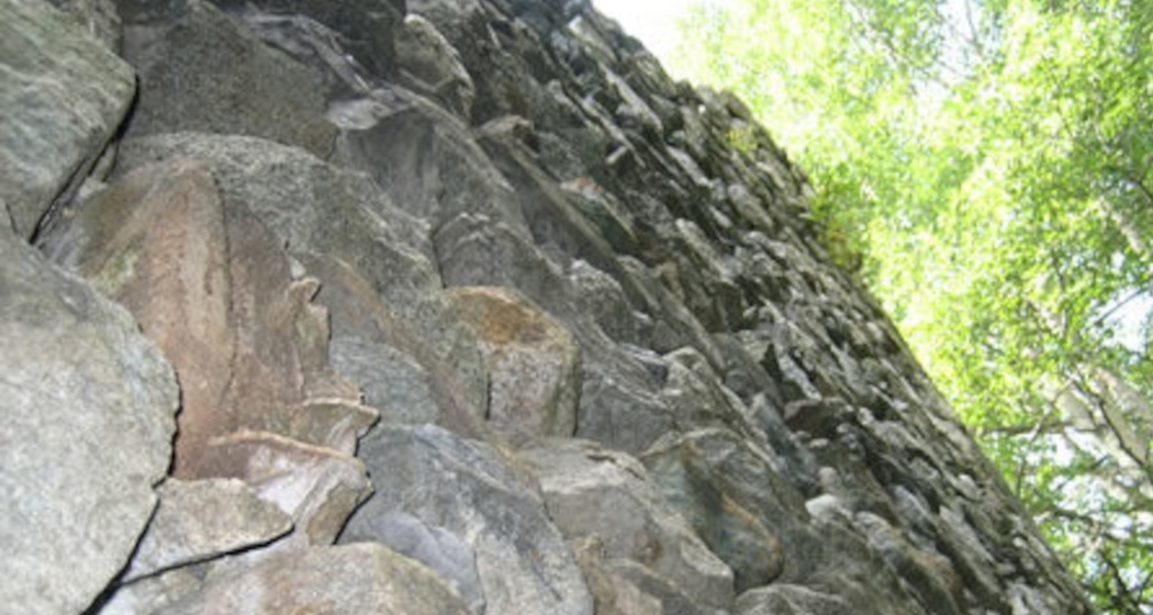 Auf dem Foto sieht man die Burgruine Vogelberg von der Seite in der Nahansicht.