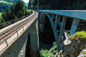 Das Foto zeigt die Brücke vom Zug und Autoverkehr