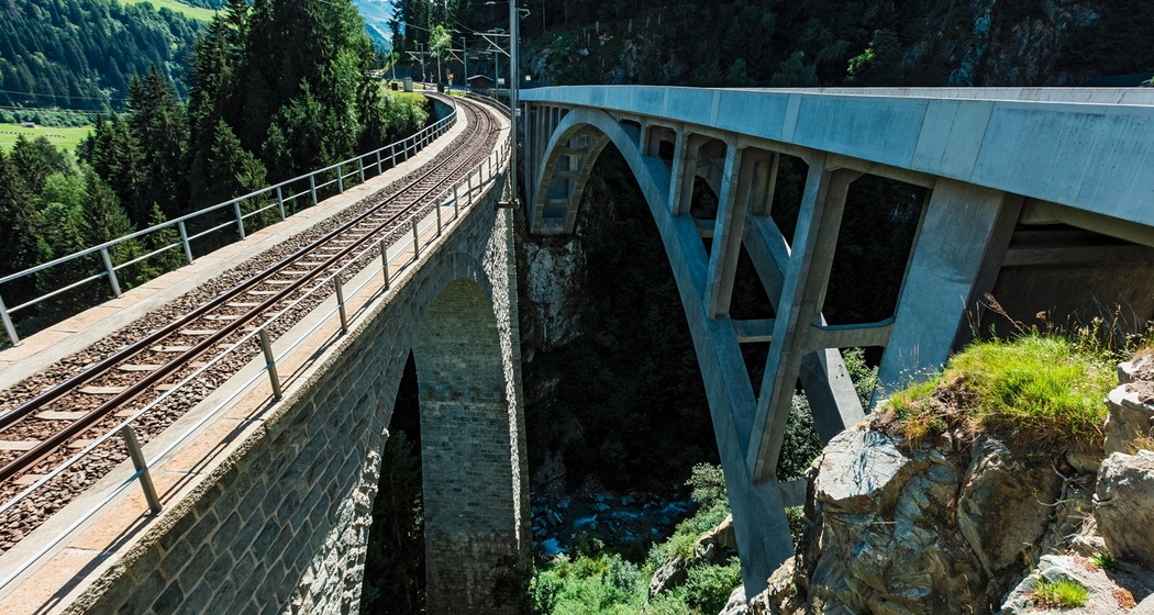 Das Foto zeigt die Brücke vom Zug und Autoverkehr