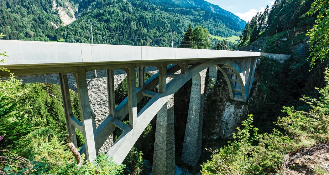 Das Foto zeigt die Brücke für den Strassenverkehr