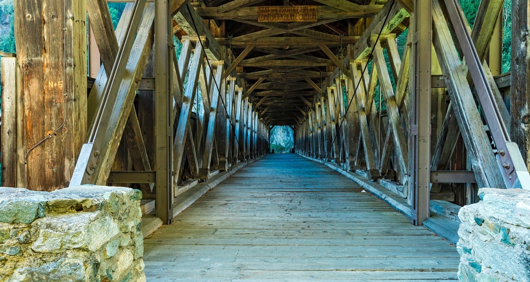 Das Foto zeigt die Brücke Russeiner Tobel