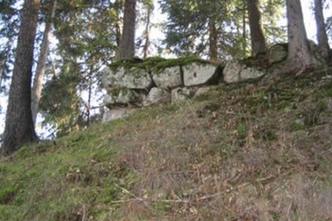 Das Foto zeigt die Burgruine Salons in Schlans