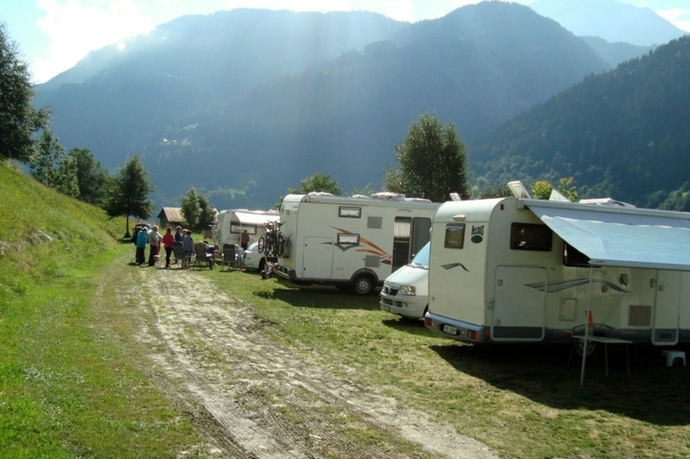 Das Foto zeigt den Camping Garvera in Cumpadials mit Wohnwagen