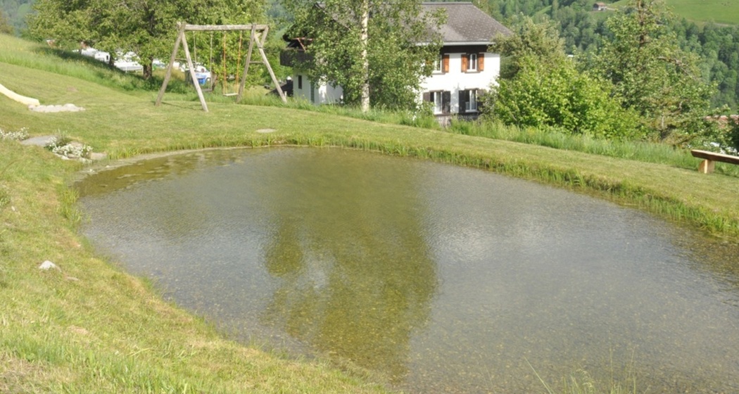 Das Foto zeigt ein kleiner See über dem Camping