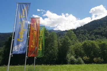 Das Foto zeigt den Eingang des Camping in Trun mit Banner