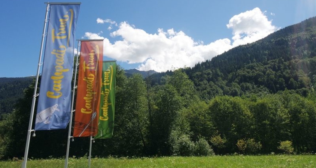 Das Foto zeigt den Eingang des Camping in Trun mit Banner