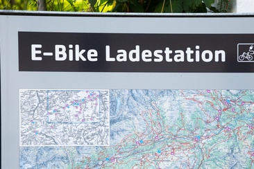 Nahaufnahme der e-bike Ladestation in Waltensburg.