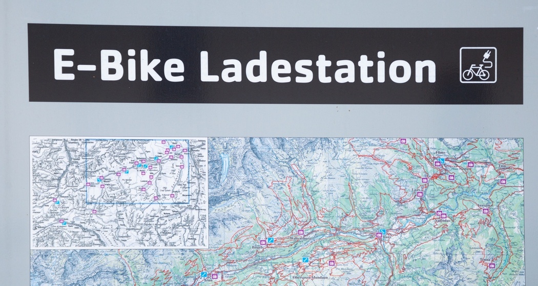 Nahaufnahme der e-bike Ladestation in Waltensburg.