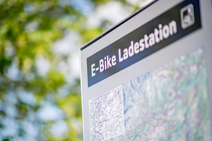 Das Foto zeigt eine Infotafel für E-Bike Ladestation