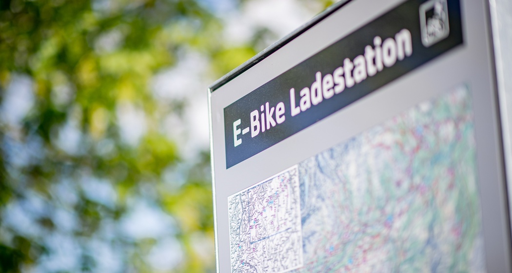 Das Foto zeigt eine Infotafel für E-Bike Ladestation