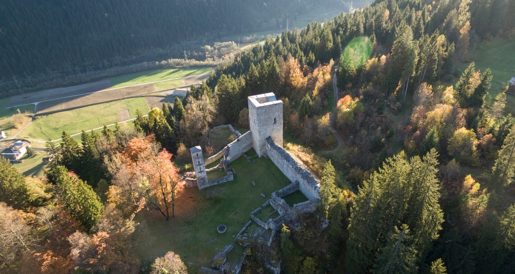 Drohnenaufnahme der Burganlage Jörgenberg.