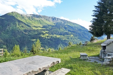 Das Foto zeigt die Feuerstelle Chic in Sumvitg