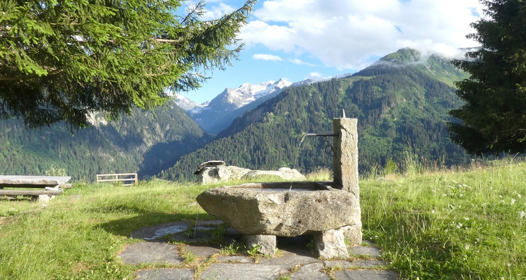 Das Foto zeigt die Feuerstelle Chic mit einen Brunnen